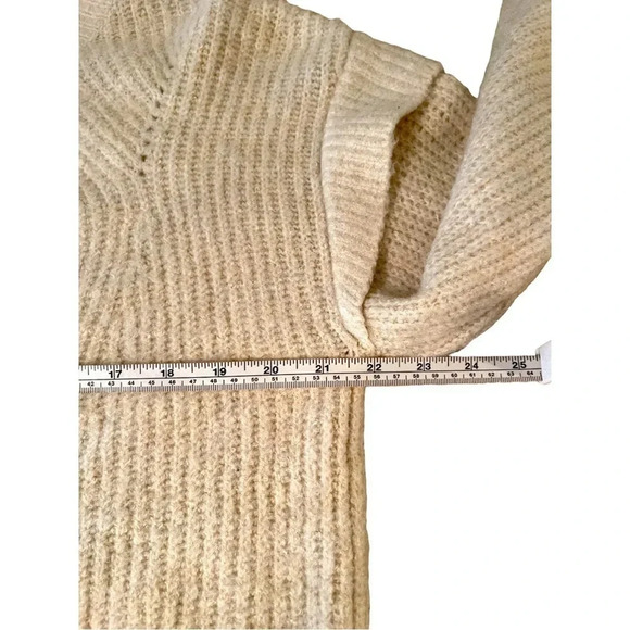 EXPRESS Cozy Capped Sleeve Crew Neck Sweater. - Picture 7 of 11